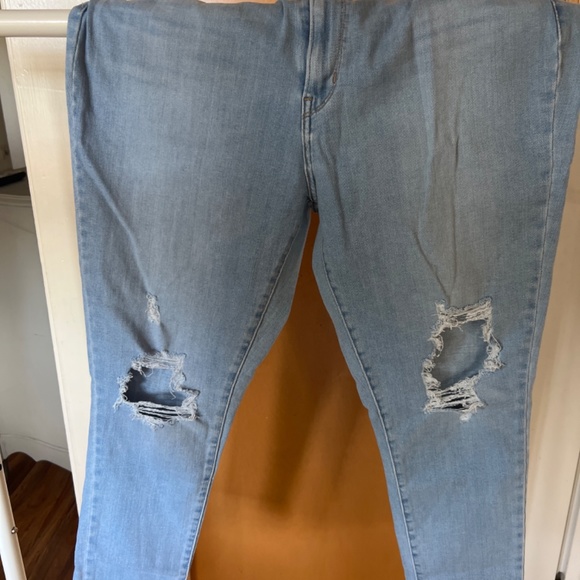 Levis - Picture 3 of 5